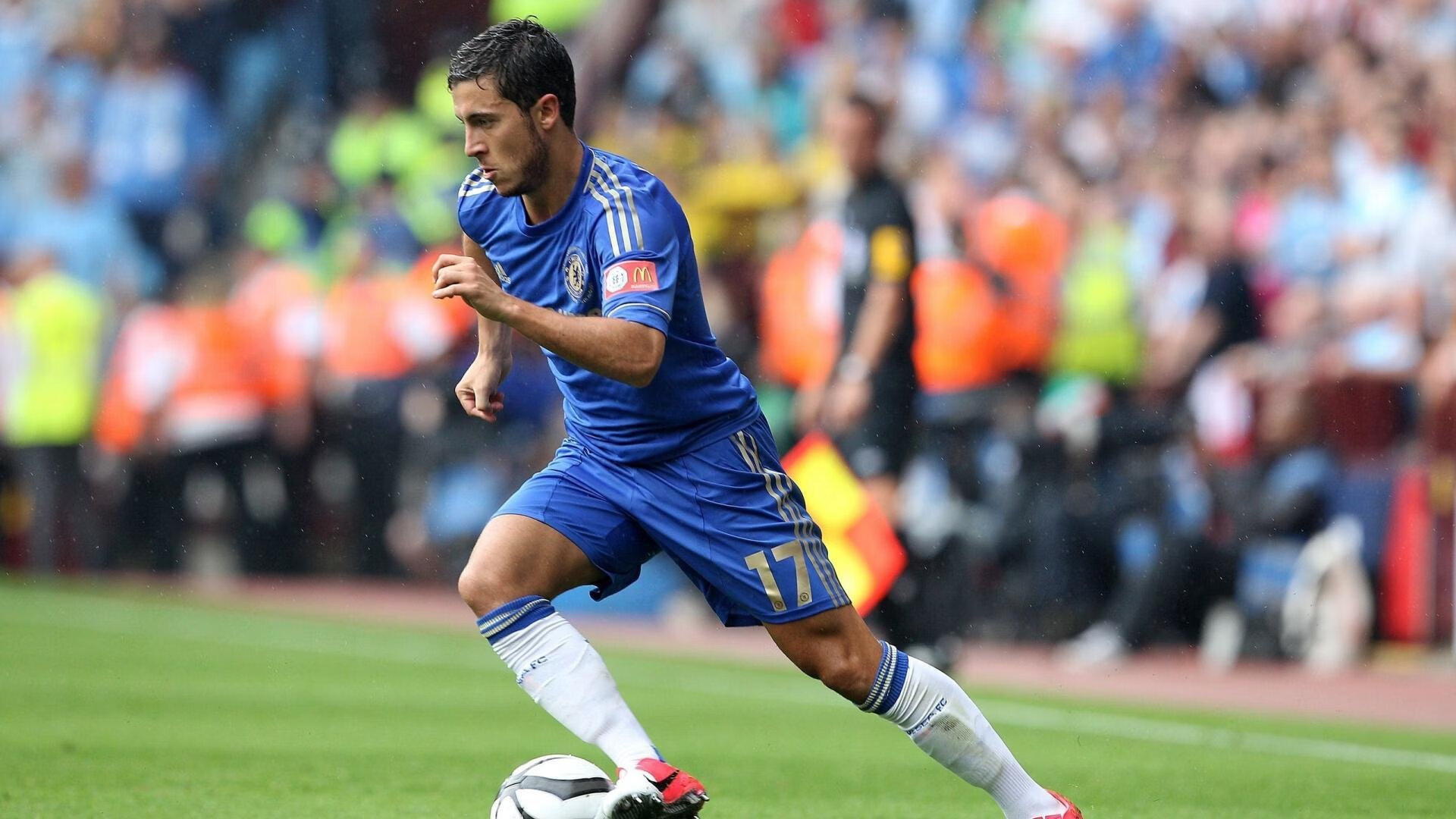 球迷狂欢：现场气氛爆棚，俱乐部大放异彩，球迷的疯狂举动